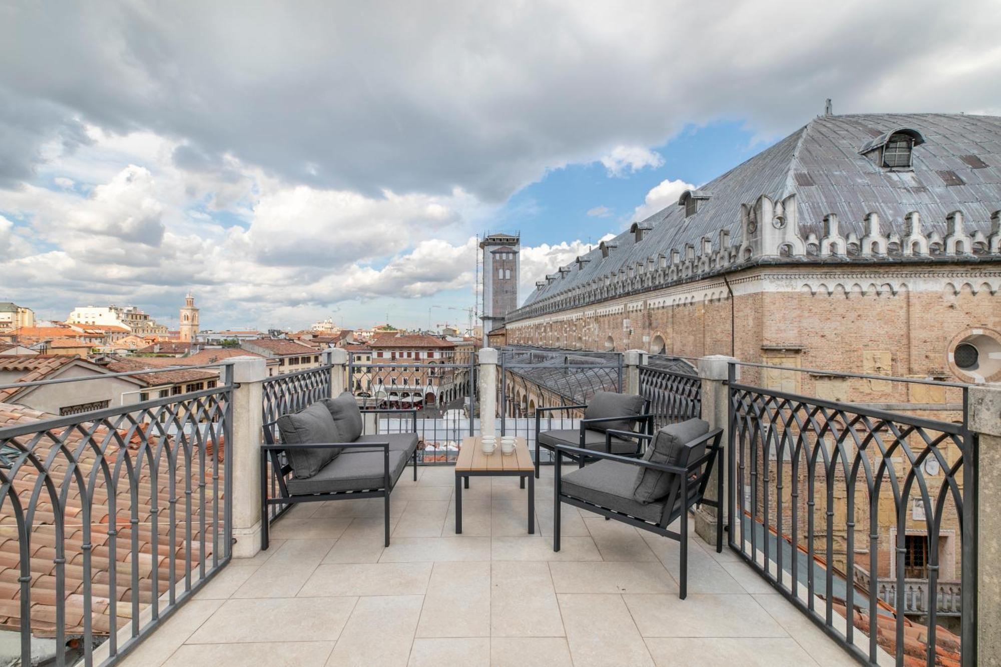 La Terrazza Sulle Piazze - Centro Storico Apartment Padova Exterior photo